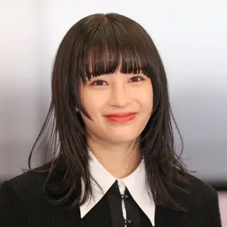 セミロング カラー 曲がる縮毛矯正 センターパートのヘアスタイル