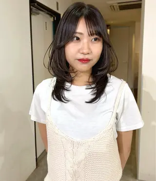 ミディアム カラー mizuki/ピンク ベージュ.レイヤーのヘアスタイル