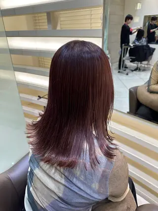 ミディアム カラー タイトボブ個性派カラ ーAKANEのヘアスタイル