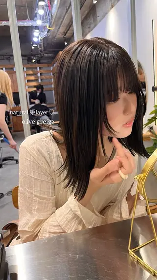 ミディアム ブリーチなしカラー /ベージュカラーのヘアスタイル