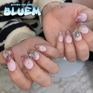 ネイル BLUEM なな🐶のネイルデザイン