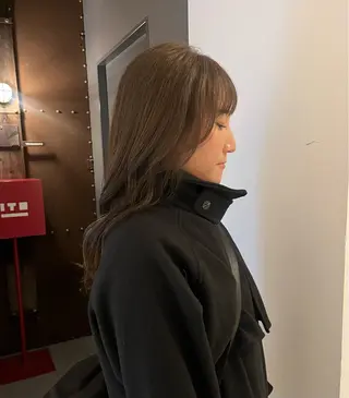 セミロング あやか/ベージュ /透け感カラーのヘアスタイル