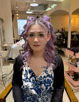 ロング Maho/海外 レイヤー/ハイトーンのヘアスタイル