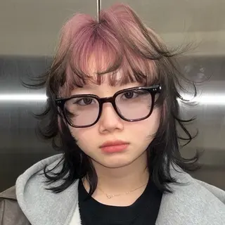 ミディアム ウルフとデザイン カラーの神のヘアスタイル