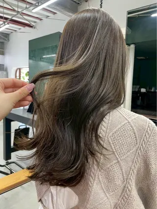 ロング カラー ✨️赤み消しカラー/ ミルクティーベージュのヘアスタイル