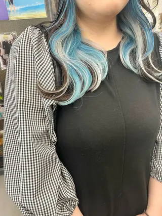 セミロング カラー SALOWIN池袋East店3F所属・インナーカラー 推し ブリーチ 髪質改善のヘアスタイル