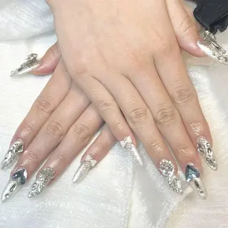 ネイル RAFFINE 月🦋🩵のネイルデザイン