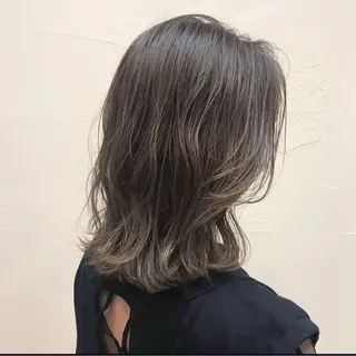 ミディアム opsia所属・艶カラー×レイヤー Natsumiのヘアスタイル