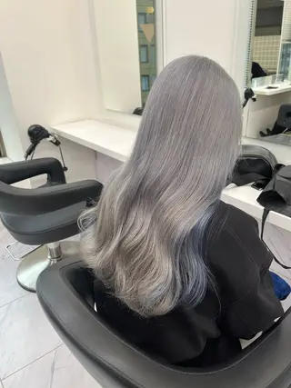 セミロング 寒色＆ブリーチ特化 寒色MiOのヘアスタイル