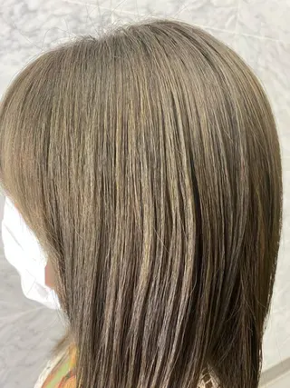 ミディアム カラー 艶髪レイヤー顔周り グレージュ添田晃基のヘアスタイル