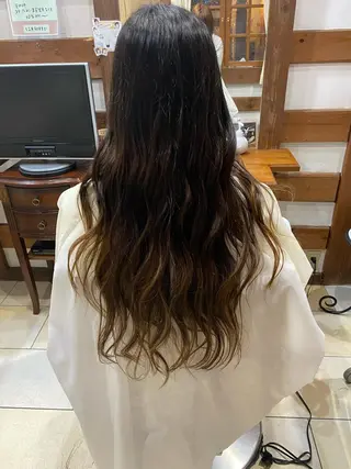 ロング 岩本 紋音のヘアスタイル