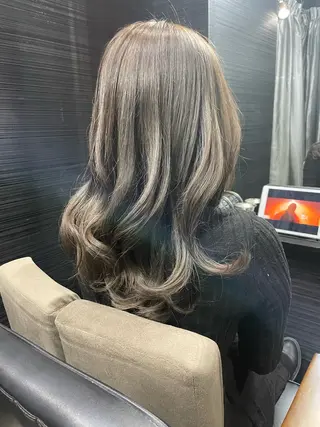 ロング カラー VERONIQUE所属・山本 雅由のヘアスタイル