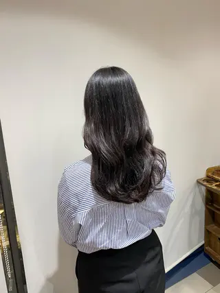 ロング カラー i.+OMOTESANDO所属・mei / 艶カラー ミディアム レイヤーのヘアスタイル