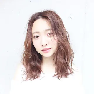 ミディアム カラー 川越 輝梨奈のヘアスタイル