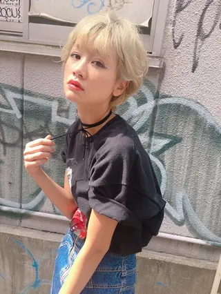 ショート カラー ウルフカット／吉村 桃子のヘアスタイル
