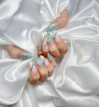 ネイル ちゅるんネイル🪄 耳ツボジュエリー🔗のネイルデザイン