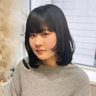 ミディアム Rui/透明感カラー 暖色/レイヤーカットのヘアスタイル