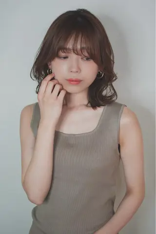 ミディアム カラー Le'a銀座所属・前髪/顔周り /レイヤー/秋山 元のヘアスタイル