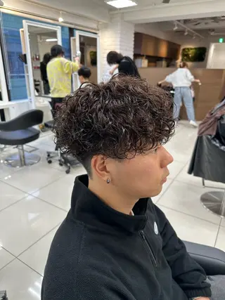 ショート カラー パーマ メンズ フェザーパーマ職人 🪶ryosukeのヘアスタイル