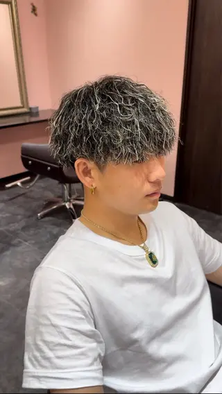 ショート カラー パーマ ホワイトカラー/ ピンクベージュにったのヘアスタイル