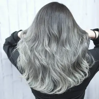 ロング カラー ヤナ マネージャーのヘアスタイル