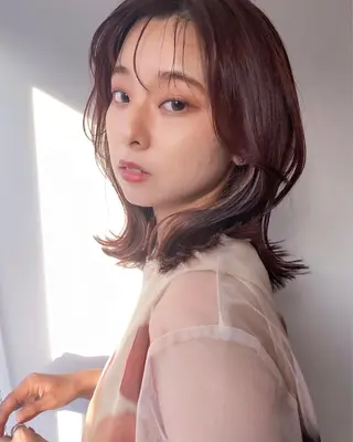 ミディアム カラー THE DAY所属・AKI HASHIMOTOのヘアスタイル