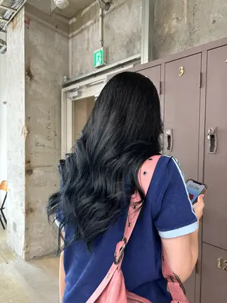 ロング カラー 愛加パーマ・レイヤー ・ピンクカラーのヘアスタイル