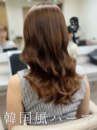 セミロング 波巻きウェーブ 韓国風パーマ 纐纈のヘアスタイル