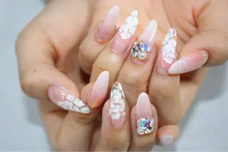 ミディアム nail&eyelash Famille池袋東口店所属・Tanaka Nailistのネイルデザイン