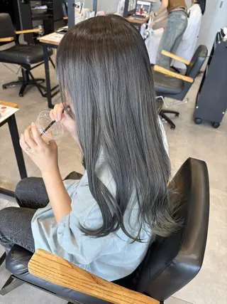 カラー セミロング achieve tillのヘアスタイル