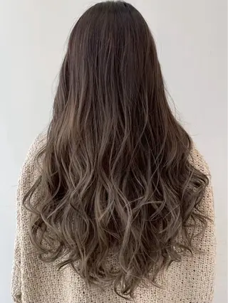 ロング カラー urara /ブリーチ/艶カラーのヘアスタイル