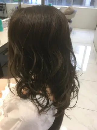 セミロング カラー 井口 真人のヘアスタイル