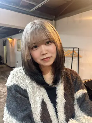 セミロング 🌐NATSUMI 🌐【寒色カラー】のヘアスタイル