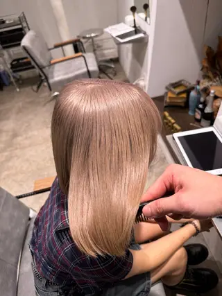 ショート カラー ケアブリーチ レイヤーカットのヘアスタイル