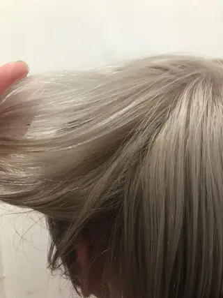 ミディアム Kro ハイトーン×ブリーチのヘアスタイル