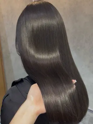 セミロング 赤みオフの透明感職人 /ケア重視の美髪施術のヘアスタイル