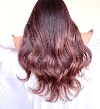 ロング 🌈8月末までシャ イン輝きハイトーン✨のヘアスタイル