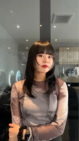 ミディアム ハッシュカット🖤 レイヤー/透けカラーのヘアスタイル