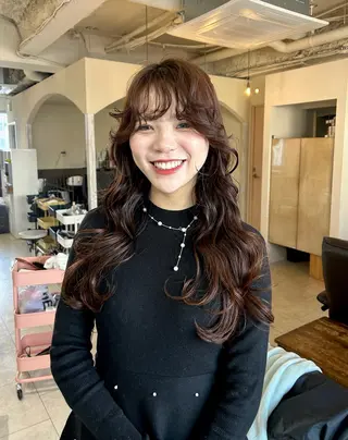 ロング Maho/海外 レイヤー/ハイトーンのヘアスタイル