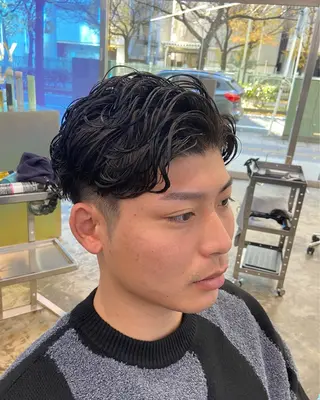 パーマ メンズ THE DAY TOKYO men's cut 表参道/青山所属・メンズセンターパート 外人風ヘア/KOTAのヘアスタイル