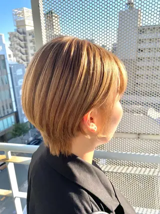 ショート 艶•透明感カラー フィーシーのヘアスタイル