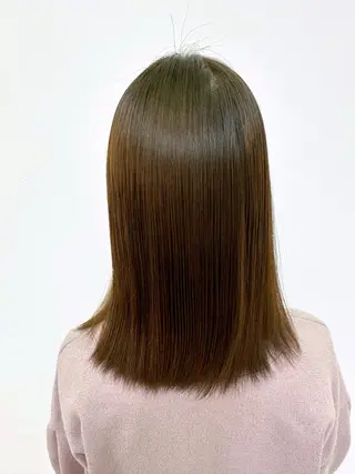 セミロング 髪質改善ストレート インナーカラーハズキのヘアスタイル