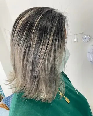 ミディアム カラー ALOHANA 津店所属・TSUBASA▫️ ブリーチ#エクステのヘアスタイル