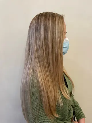 ロング AFLOAT SAYURIのヘアスタイル