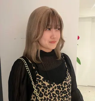 ミディアム あやか/ベージュ /透け感カラーのヘアスタイル