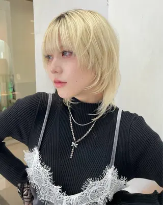 ショート カラー TOMOYAレイヤー ブリーチ縮毛矯正のヘアスタイル