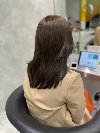 カラー 花井輝 ボブ/センターパートのヘアスタイル