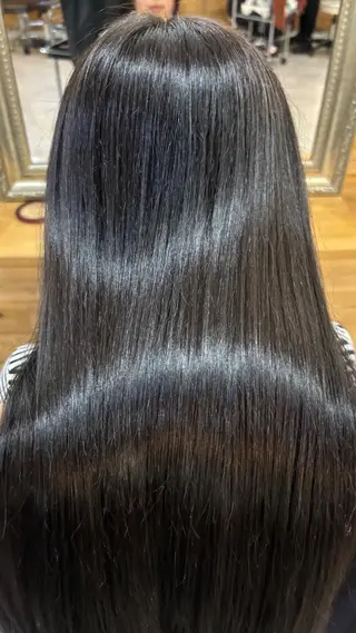 ロング ブルーJR高槻本店所属・10代20代指名No .1/艶髪カラー特化のヘアスタイル