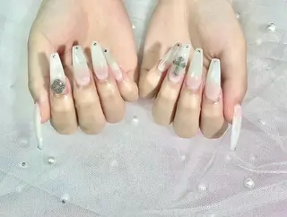 ネイル ロエ所属・Lowé いちごのネイルデザイン