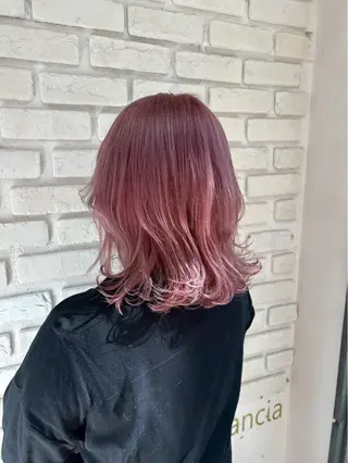 ミディアム しおん @_qliwjsl_のヘアスタイル